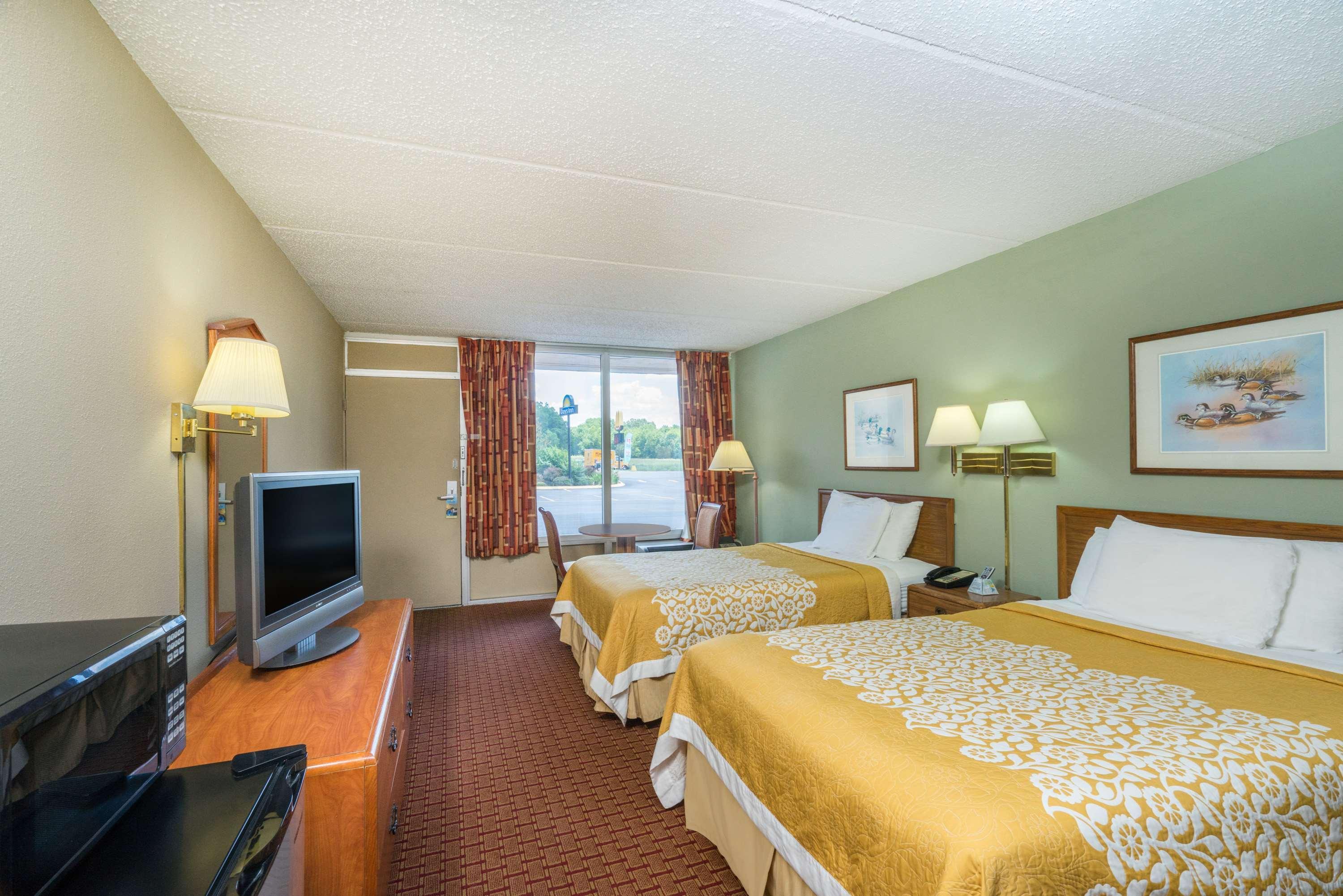 Days Inn By Wyndham Hurricane Mills Extérieur photo