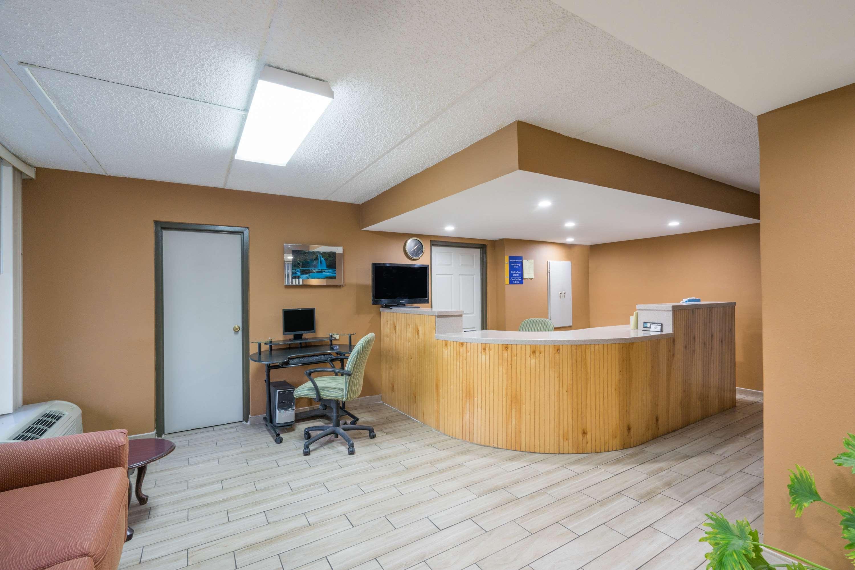 Days Inn By Wyndham Hurricane Mills Extérieur photo