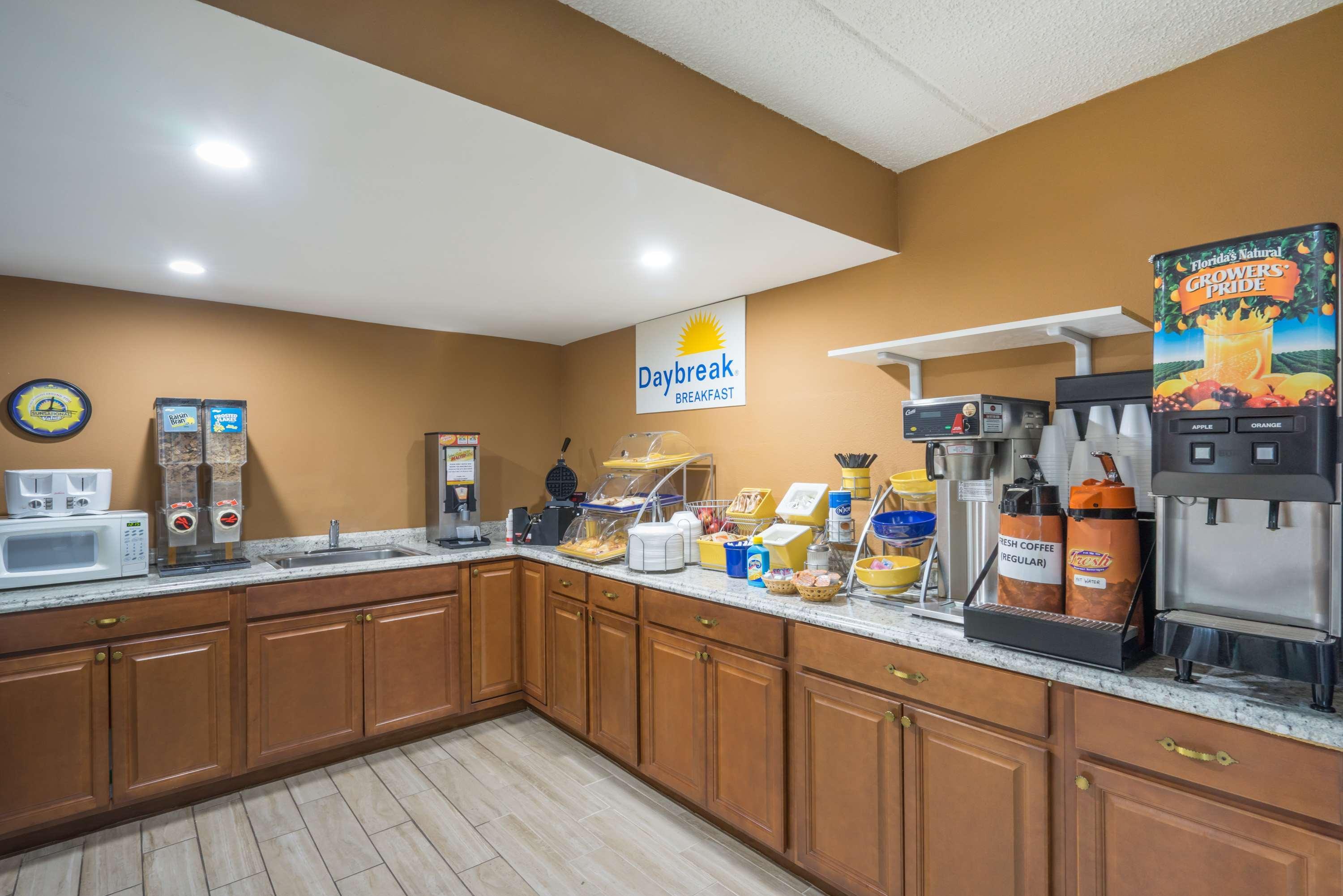 Days Inn By Wyndham Hurricane Mills Extérieur photo