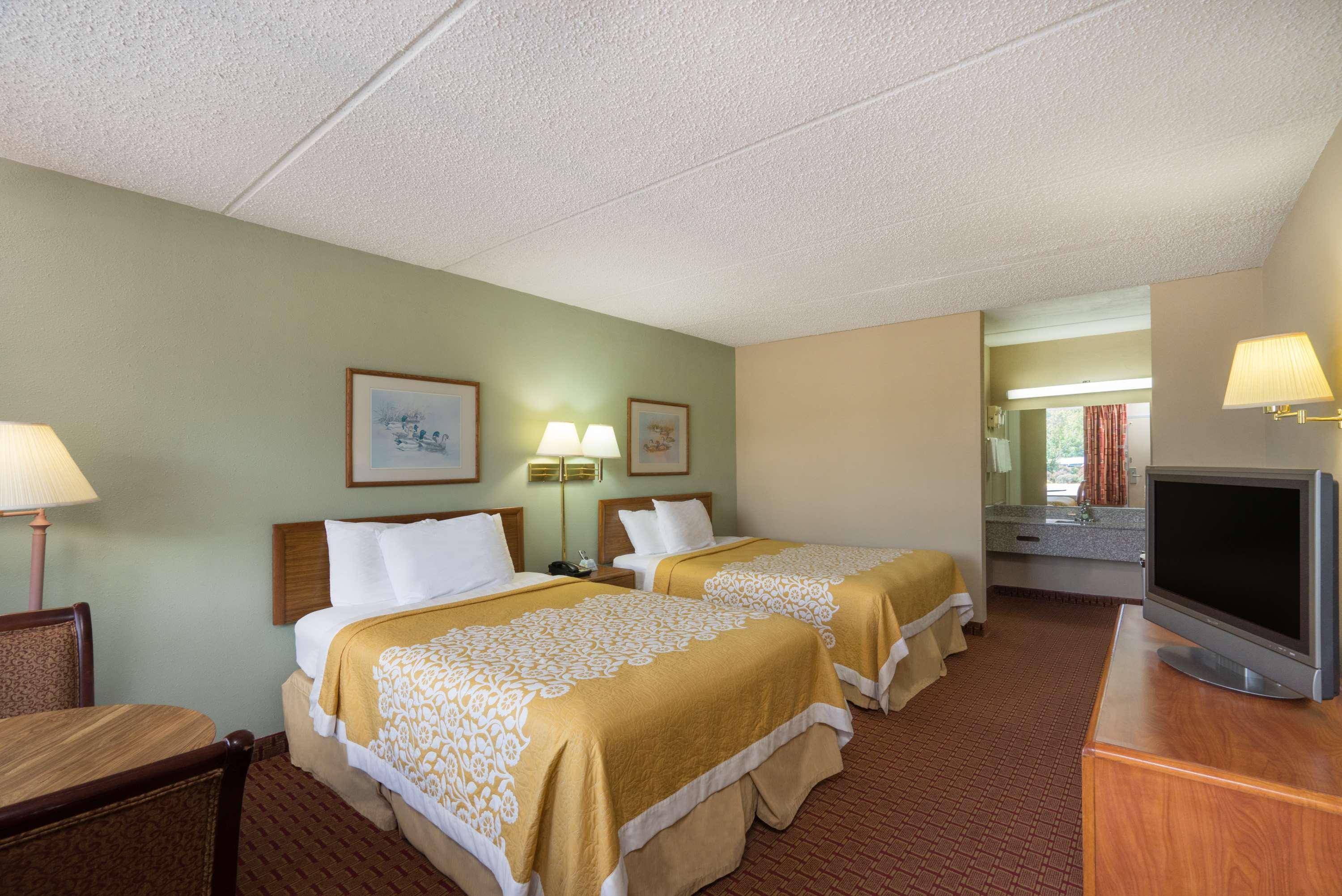 Days Inn By Wyndham Hurricane Mills Extérieur photo