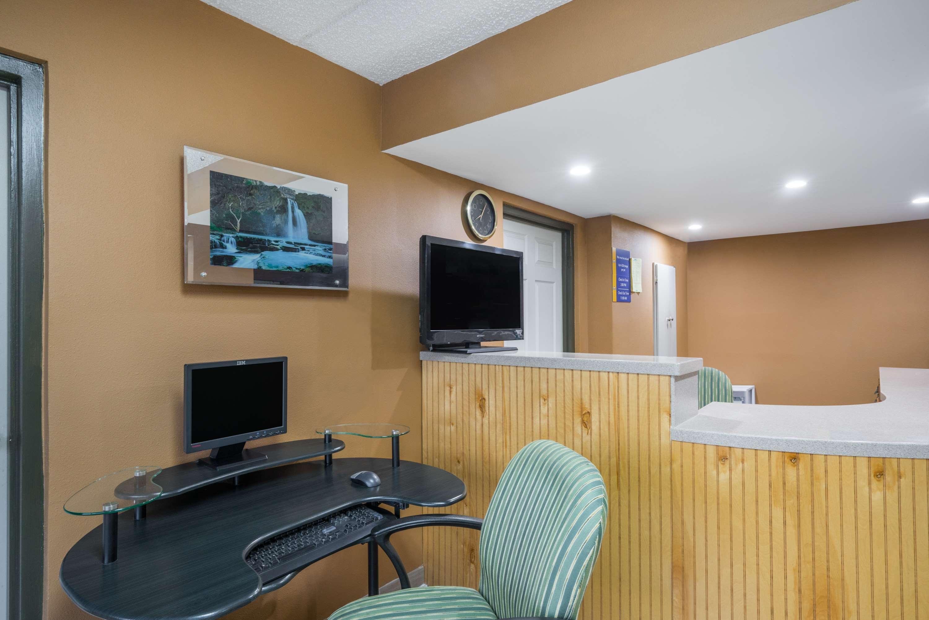 Days Inn By Wyndham Hurricane Mills Extérieur photo