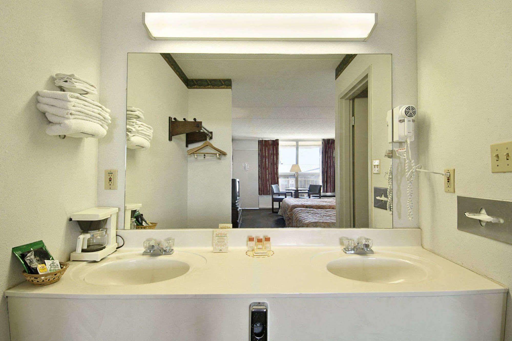 Days Inn By Wyndham Hurricane Mills Extérieur photo