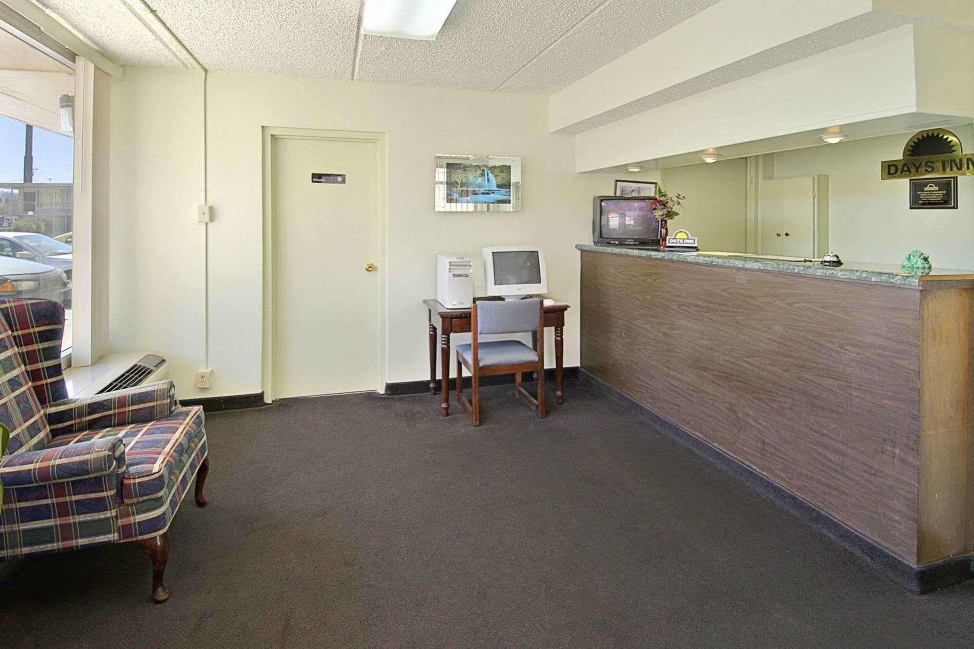 Days Inn By Wyndham Hurricane Mills Extérieur photo