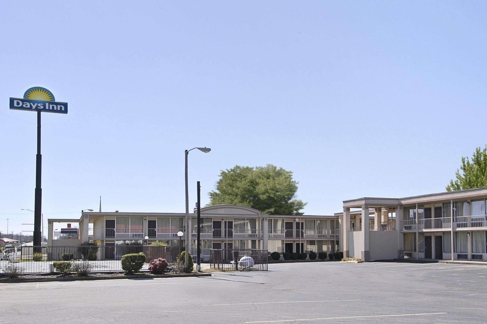 Days Inn By Wyndham Hurricane Mills Extérieur photo