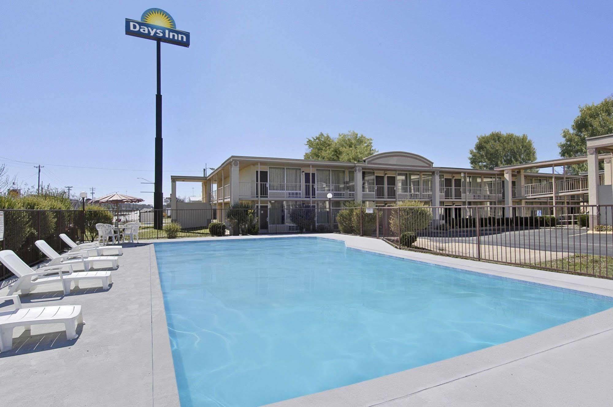 Days Inn By Wyndham Hurricane Mills Extérieur photo